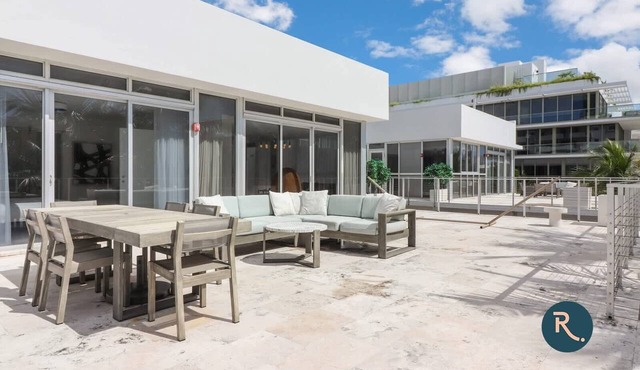 Roami at 250 Collins | Pool | Next to Beach