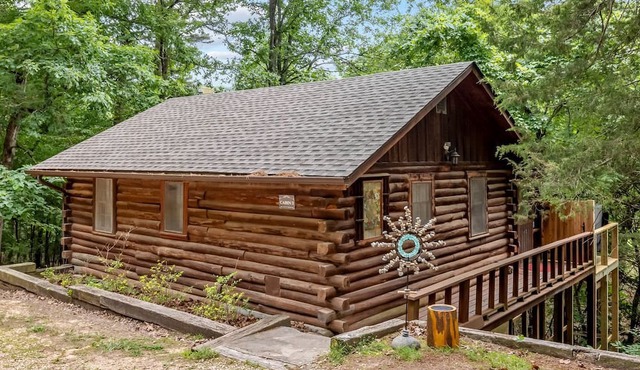 Romantic and Secluded Log Cabin with Private Hot Tub in Eureka Springs, Arkansas