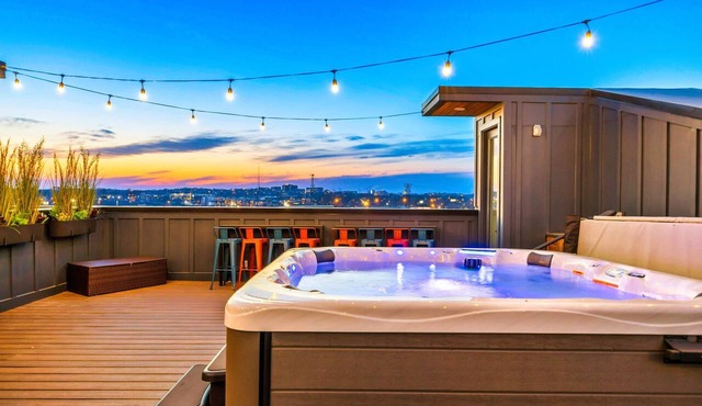 Rooftop Deck Hot Tub Retreat in Downtown Nashville