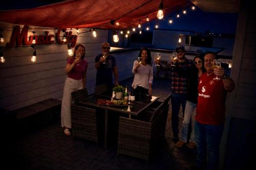 Rooftop Fire Pit + River Views 4BR Sleeps 12