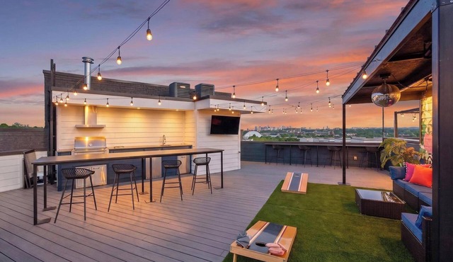 Rooftop w/Skyline Views & Outdoor Kitchen-15 Min to Broadway-Family Friendly