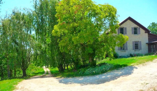 Rustic 1850s Cottage Rental on 10-Acres near Wyalusing State Park, Iowa