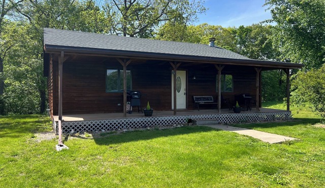 Rustic Cabin in the Woods - 2 Bedroom - 1 Bathroom - near Tennessee IL