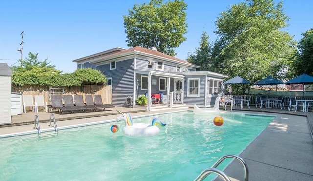 Saugatuck Lodge: Private Pool, Hot Tub, Fireplace, Downtown Saugatuck, Sleeps 22