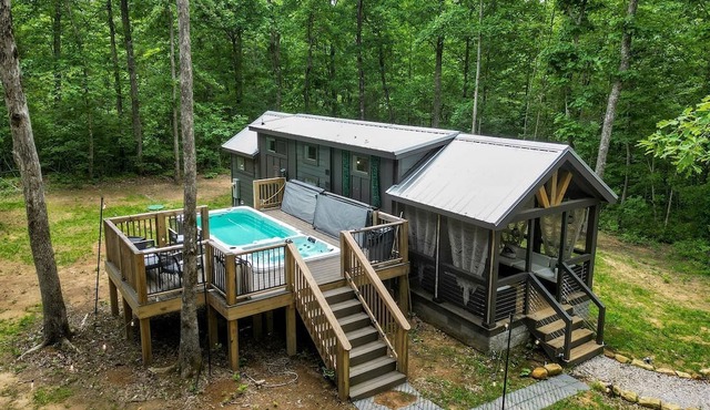 Scenic Mountain Cabin with Lake Access and Waterfall Views near South Cumberland State Park Tennessee