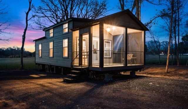 Secluded 2-bedroom tiny home, gated with dog park