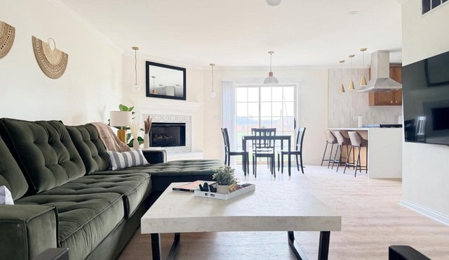 Shoreham Luxe Vibrant 4BR 2,5BA with Waterfront