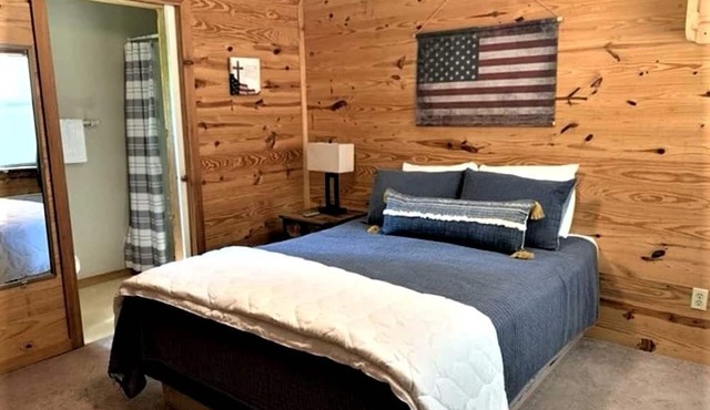 Simple Cabin with Queen Sized Bed near the Ozark National Forest, Perfect for a Glamping Getaway