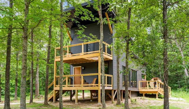 Sleek 2BR Retreat with Hot Tub, Net Hammock, Sauna & Cinema Nights