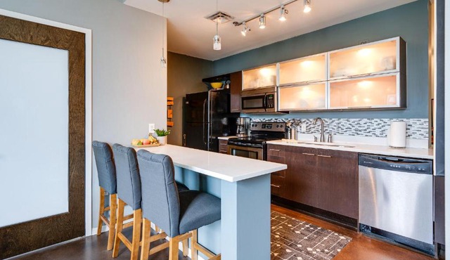 Smart, Stylish Music City Condo - Concierge, Restaurants, Gym, Rooftop Patio, Parking