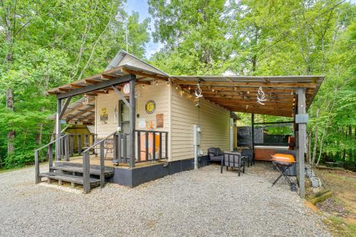 Smoky Mtn Tiny Cabin Hideaway: Hot Tub, Patio