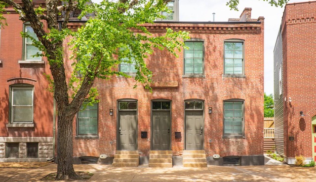 Soulard Retreat-3 Connected Units Boasting 7BR/9BA/Fenced Courtyard