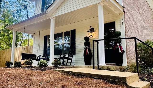 Southern Comfort Near The Square – Perfect for Game Days & Getaways