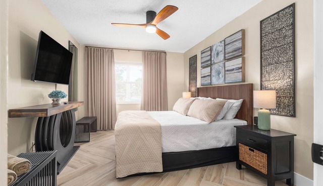Spacious 1-bedroom house in charming Hollywood with large fenced back yard.