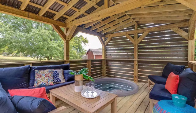 Spacious 4-bedroom house in adorable Hendersonville with AC