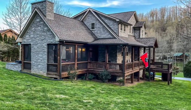 Spacious 5BR Lodge w/Hot Tub, 5 minutes to Center Hill Lake, Sleeps 12, No Pets