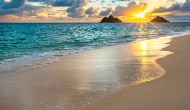 Spacious 8-bedroom house with AC, WiFi in beautiful Kailua next to Lanikai Beach