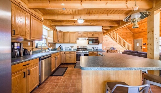 Spacious Cozy Cabin Retreat on 5-Acres w/Hot Tub