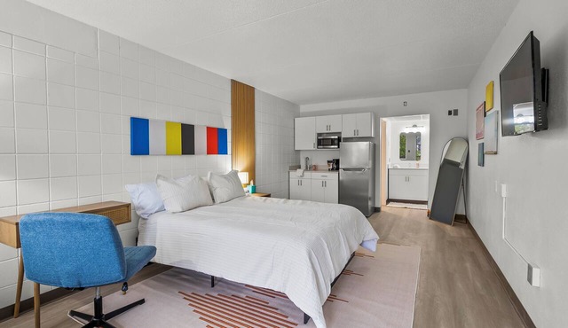 Stay Downtown, Free Gated Parking, Renovated Studio! 525