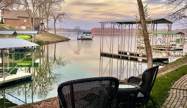 Stunning lakefront retreat minutes from Nashville