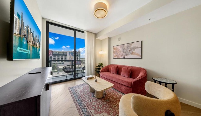 Stylish Condo in Prime Location - Pool & Gym