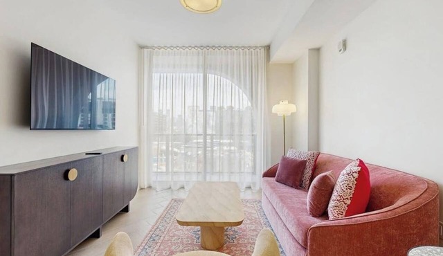 Stylish condo with rooftop pool, balcony & walkable dining