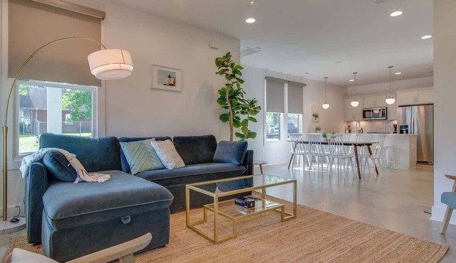 Stylish East Nash Retreat, Walk to Local Favorites | Sleep 10 with Smart TVs, Workspace & Fast WiFi | Attached Garage & Full Kitchen | Walk to Mas Tacos, Drive 10 Min to Downtown Broadway | 24 Hr Hospitality