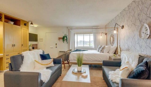 Stylish Studio with Pool-Walkable to Dining & Bars