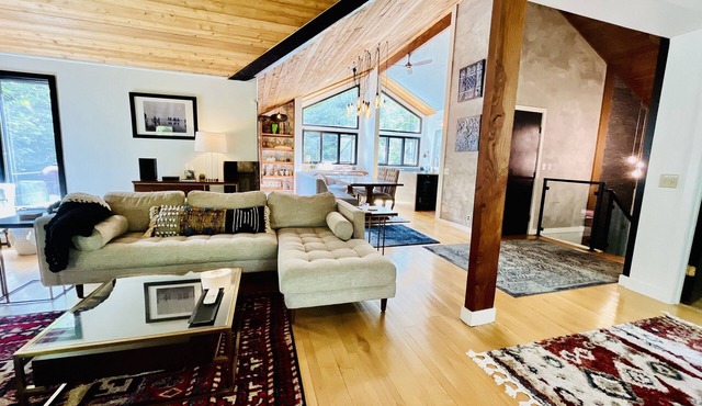 Sugarbush Haus, our Chic Sugarbush VT Retreat close to mountain Sleeps 10