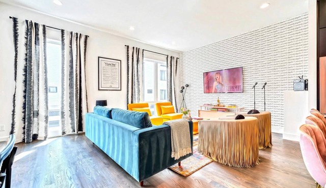 Summer double rooftops, hot tubs, movie theaters, near Broadway & Nissan Stadium