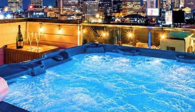 Summer rooftop hot tub, karaoke lounge, downtown views near Broadway