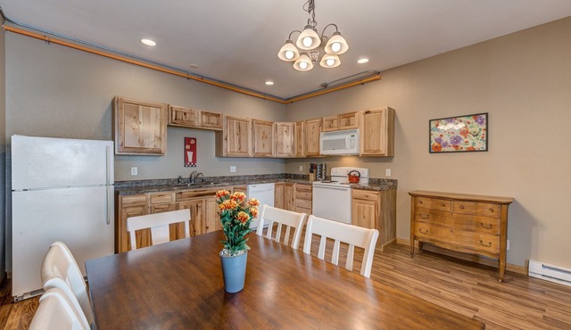 Sunny 4BR Condo Near Lake Pepin Beach - Sunrise Condos