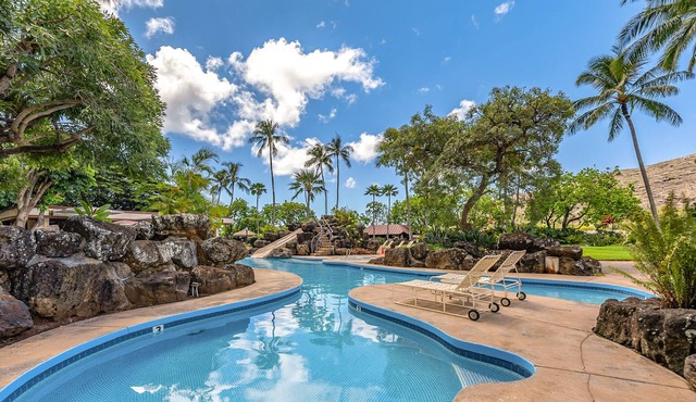 Sunny, 9th-floor condo with 3 pools, water slide, hot tub, putting green, saunas