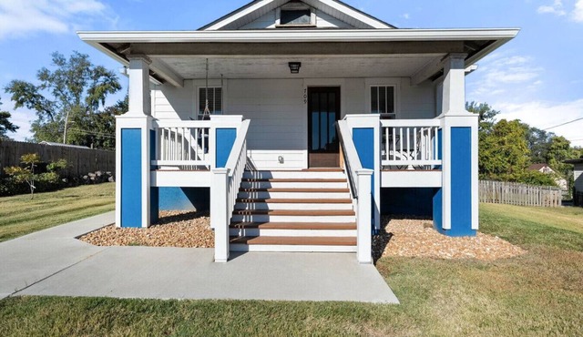 The Barker Bungalow - Charming 3 bedroom in Historic Town near shops and dining