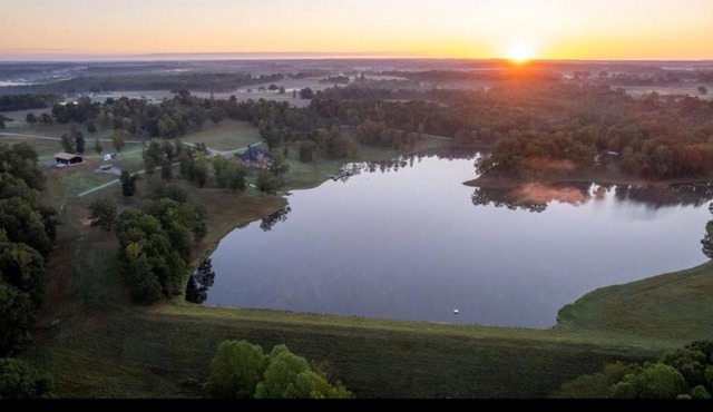 The Barntique at Glendale Lake