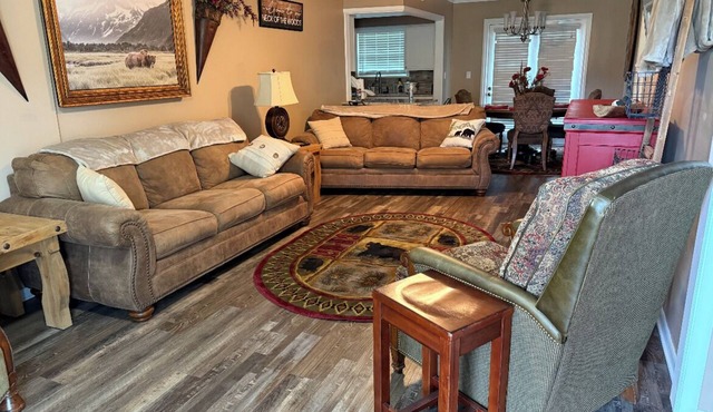 The Bears Den: In ground storm shelter, Beautiful,comfy,cozy 3 bed 2 bath house