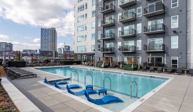 The Brown Luxe - Free Parking Pool Walk to Broadway
