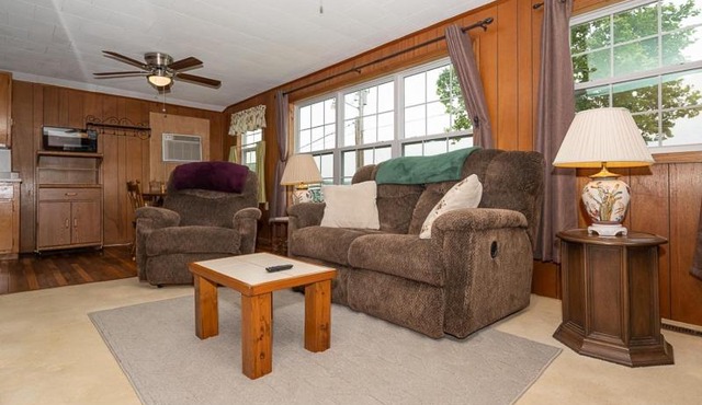 The Cabin at Prairie Hollow Camp w/Boat Slip*