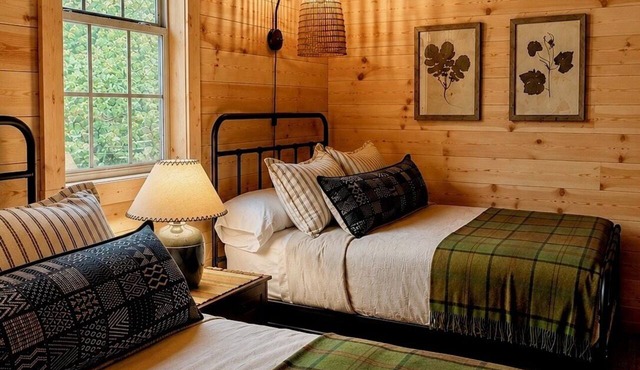 The Cabin Down Below. Luxury retreat Near Oxford & Sardis Lake. NEW Listing!
