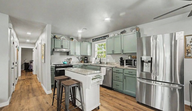 The Eddy House - Cozy Farmhouse Retreat Near Downtown Claremore
