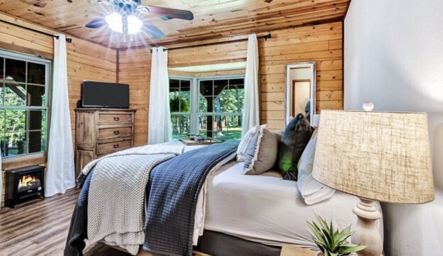 The Fir Room w/ queen bed
