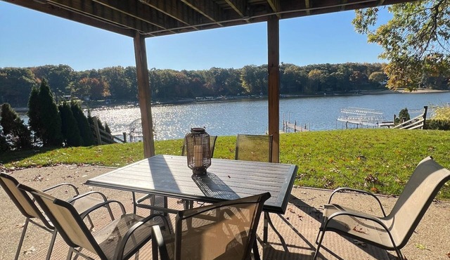 The Lakefront ReTreat w/ Hot Tub, kayaks, & beach