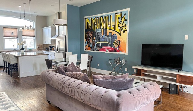 The Painted Muse I Murals + Hot Tub | Minutes to Broadway