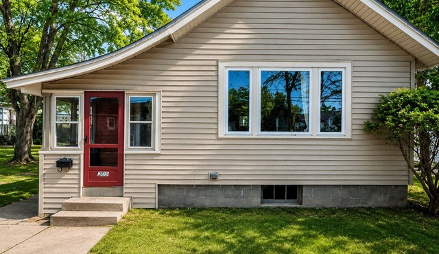 The Pine House - Sleeps 8 - Downtown Waupaca