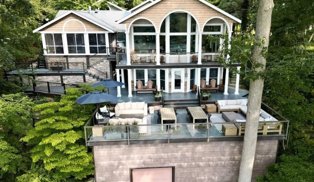 The SaugaBuck House - River Front Lux Home with Hot Tub - Family Friendly