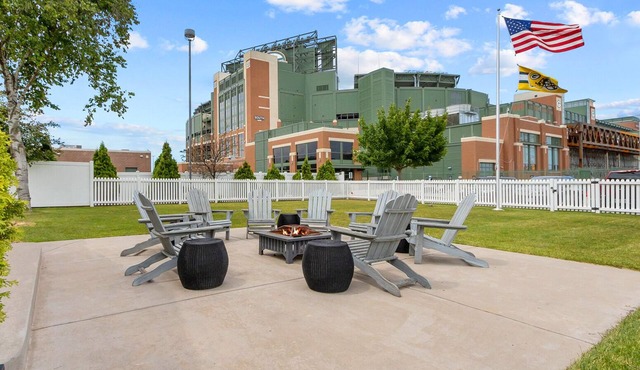THE STADIUM HOUSE W/LAMBEAU FIELD IN YOUR BACKYARD IS OPEN FOR PACKER SEASON!