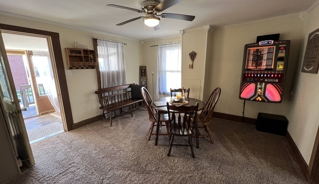 The (Veteran Owned) Hanover Hangout Guesthouse - cozy cottage w/privacy + fun