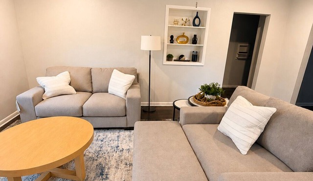 The White House is a charming 3-bedroom home in Jefferson City, Missouri. Located near the Missouri State Capitol, downtown attractions, restaurants, and local businesses, this comfortable retreat accommodates up to 6 guests.