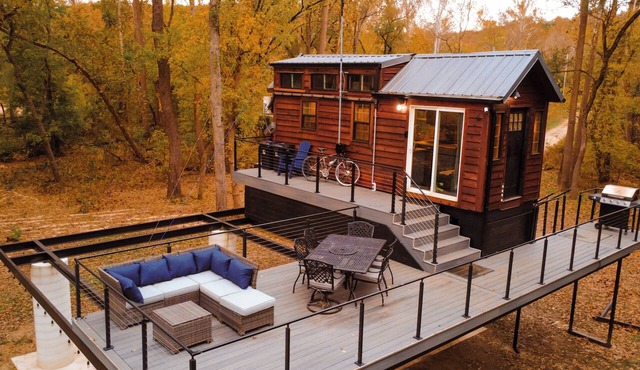 Tiny on the Little Piney – Riverfront Escape: 2-bedroom cabin with AC
