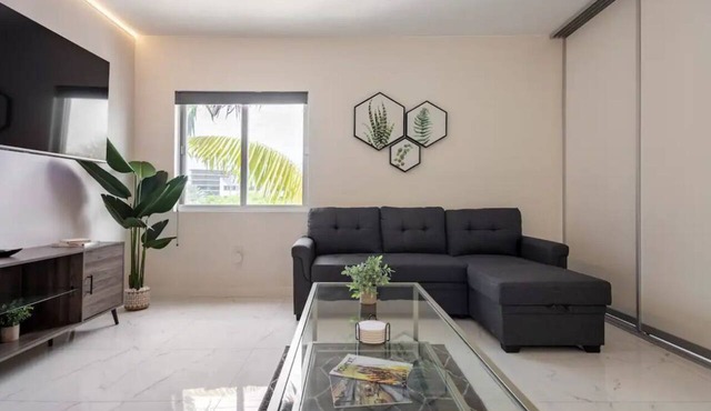 TOP FLOOR 'PENTHOUSE' 2BED/2BATH